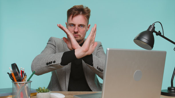 商务人士在办公室说“不”，双手合十，做停止的手势，警告结束图片下载