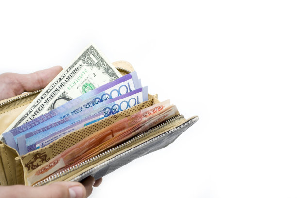 坚戈，美元，卢布。打开钱包，里面有不同的钞票。图片下载