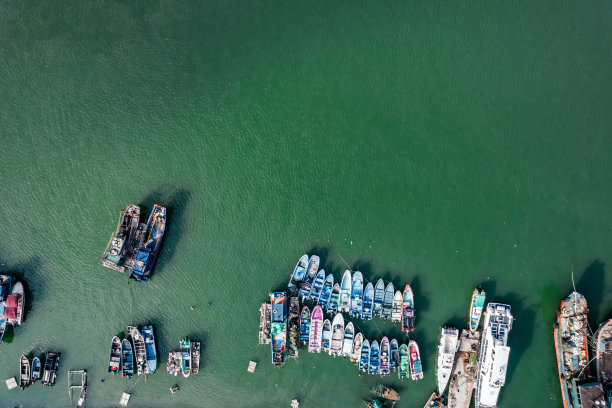 航拍码头渔船图片下载