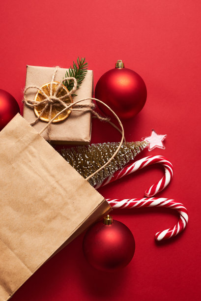 购物袋与礼盒和圣诞装饰。为圣诞节买礼物图片下载