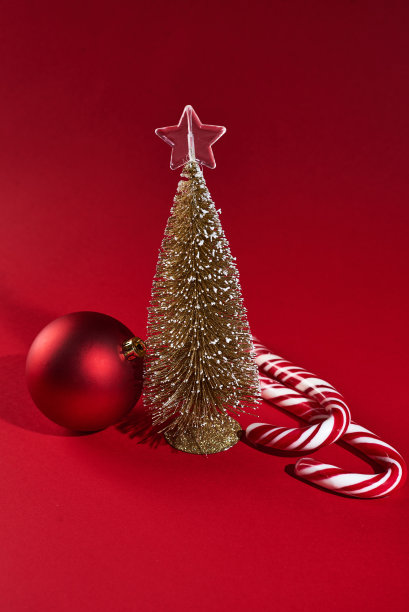 横幅与圣诞装饰的红色背景与小圣诞树图片下载