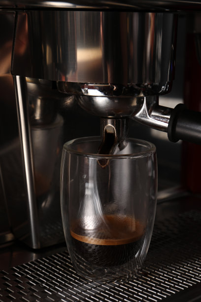 在咖啡厅使用专业咖啡机制作新鲜芳香的意式浓缩咖啡图片下载