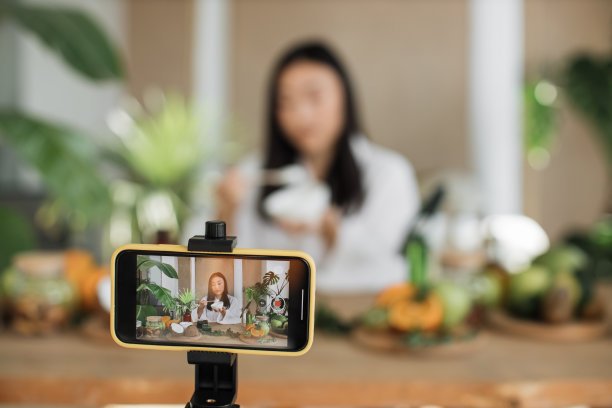 年轻的亚洲女性博主或内容创作者在白色浴袍准备奶油。图片下载