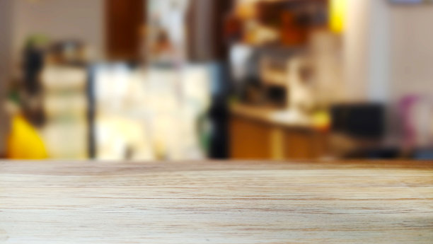 木制桌子与模糊咖啡馆背景图片下载