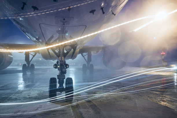 冬夜机场下雪期间图片下载