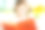 可爱的小女孩在夏天的白色客厅里看书图片下载