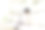 一个亚洲年轻女性使用笔记本电脑在家在线工作，生活方式和远程办公的概念图片下载