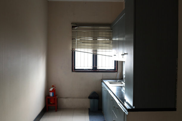 公寓里昏暗颜色的厨房内部图片下载