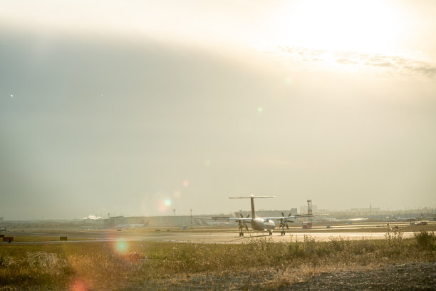 飞机滑行在皮尔逊国际机场在黄昏，多伦多，加拿大图片下载