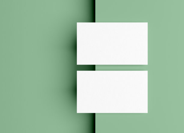 两张空白名片模板在绿色讲台上图片下载