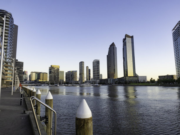 从日落的河流看城市天际线图片下载