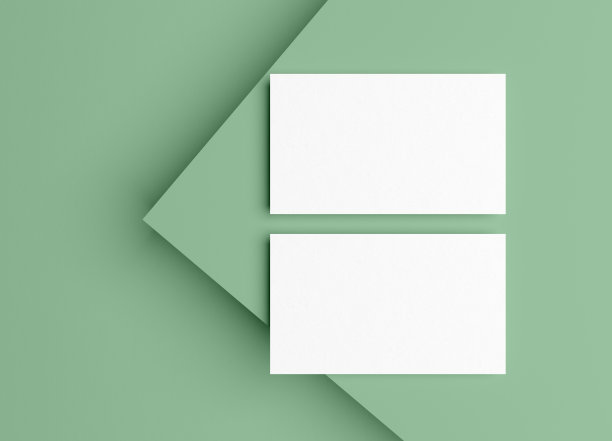 两张空白名片模板在绿色讲台上图片下载