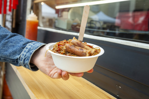 街上的中国菜是盛在碗里的图片下载