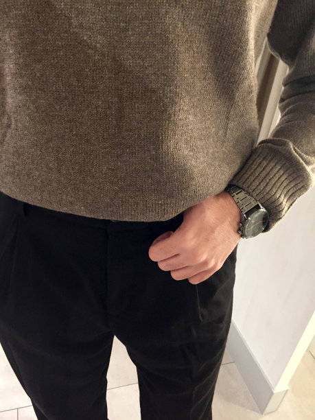 男装细节，羊绒针织毛衣，裤子和手表图片下载