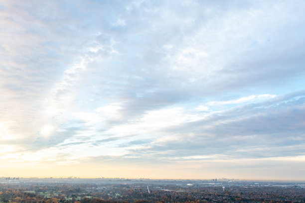 秋天早晨的天空，伍德布里奇，加拿大图片下载