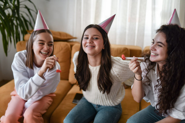 女性与朋友庆祝生日聚会图片下载