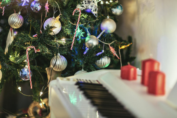 钢琴旁的圣诞树图片下载