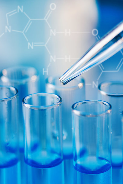 蓝色液态水样本的试管和蓝色背景的移液管。图片下载