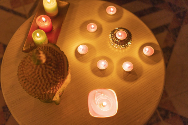 拉丁美容师的职业是在水疗中心给客户做背部按摩图片下载