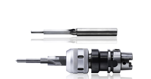 铰刀夹头夹具。4颗牙齿切刃右手。专用工具，硬质合金材料。孤立在白色背景上。图片下载