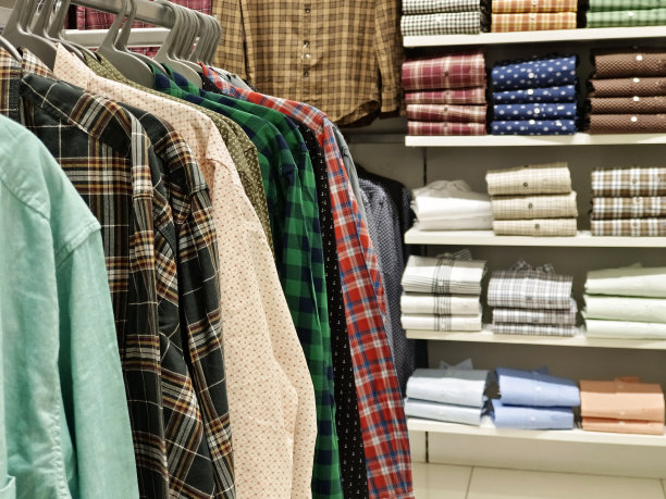 印度男士最新的时尚服饰挂在衣架上，在市场上的一家零售店，男士的传统服饰。图片下载