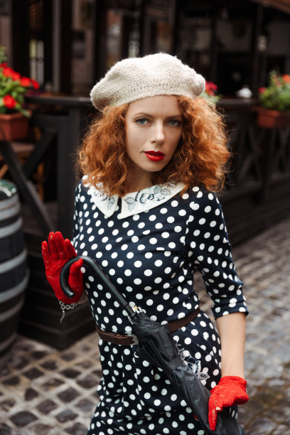 女子肖像在贝雷帽和复古蓝豌豆裙子的餐厅背景图片下载