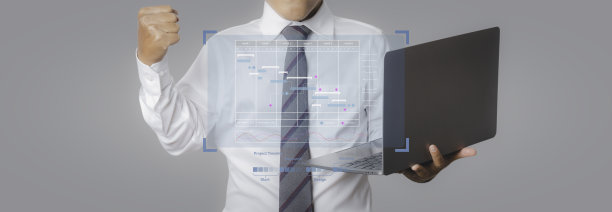 项目时间表管理。商人用笔记本电脑在虚拟屏幕上设计计划时间表。图片下载