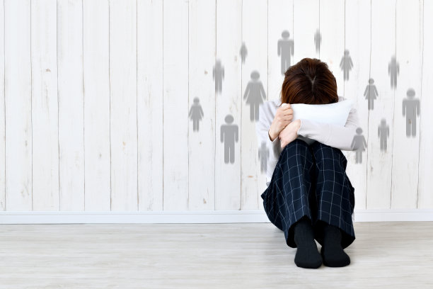 有人际关系问题的坐着女人的形象素材图片