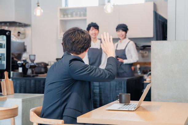 一位顾客在餐厅给服务员打电话图片下载