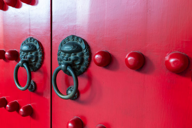 红色木门上的中式狮子门环特写图片下载