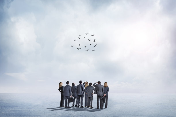 一群商人抬头看着秃鹫在头顶盘旋图片下载