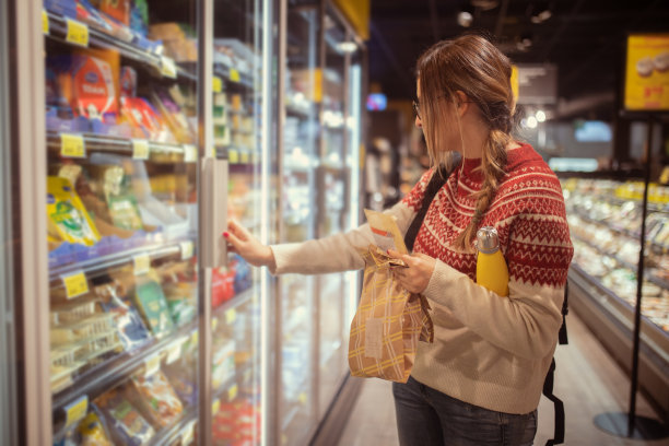 一位女士在一家零售店里快速购物图片下载