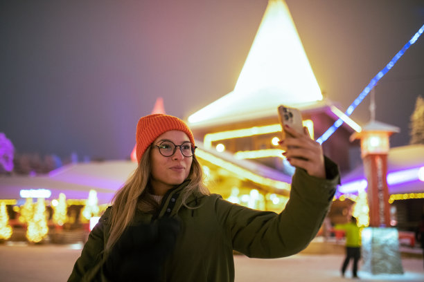 美女在圣诞老人的村子里自拍图片下载