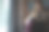 这个女人坐在床上，手里拿着一杯咖啡图片下载