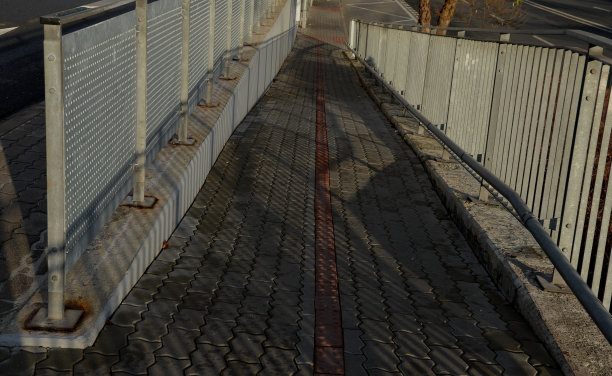 带两个扶手的栏杆。由镀锌钢制棱柱制成。较低的栏杆是防止坐轮椅的。小区内固定式坡道，不锈钢，楼梯，坡道图片下载