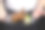 传统的广式烤鸽放在白瓷盘上图片下载
