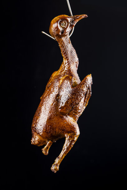 传统的广式烤鸽放在白瓷盘上图片下载