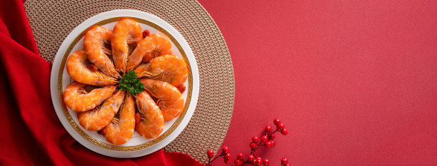 美味的虾泡在中国酒的农历新年菜肴。图片下载