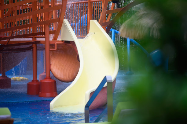 水上公园的滑梯图片下载