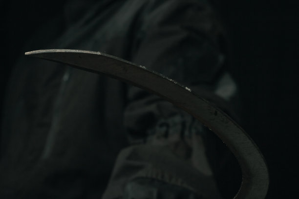 手拿镰刀的背景图片下载