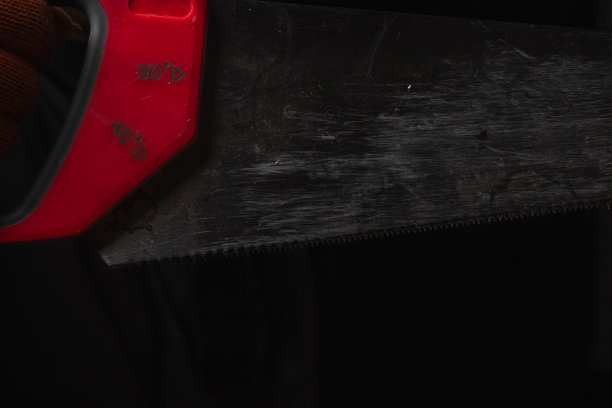 白色背景上有一个红色把手的人手锯图片下载