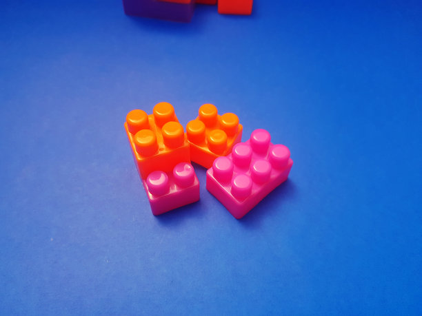 堆叠积木玩具适合儿童，有各种颜色，并可排列成各种形状图片下载