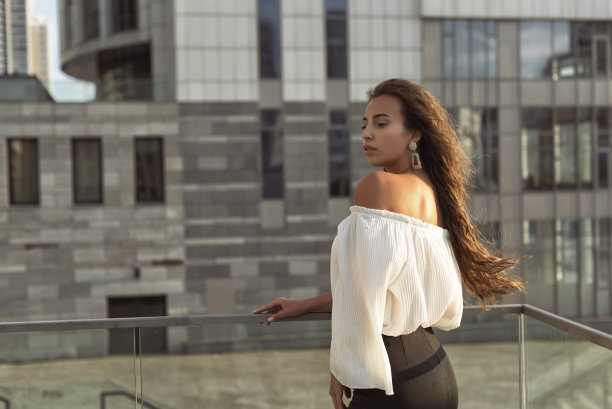 穿着商务风格的女孩图片下载