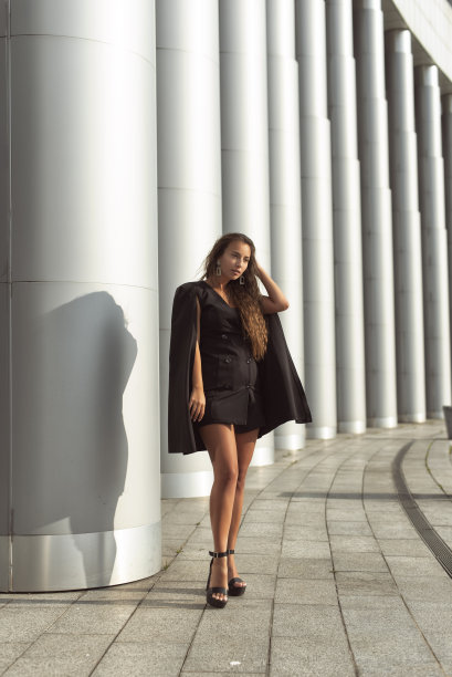 穿着商务风格的女孩图片下载