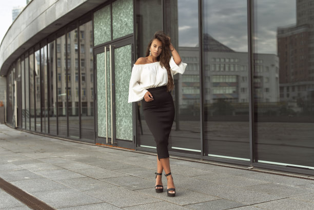 穿着商务风格的女孩图片下载