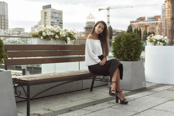 穿着商务风格的女孩图片下载