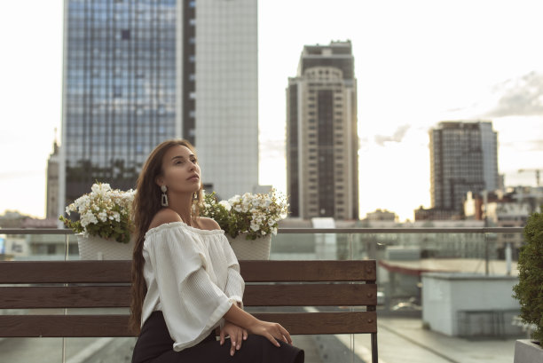 穿着商务风格的女孩图片下载