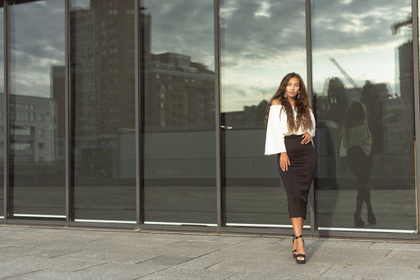 穿着商务风格的女孩图片下载