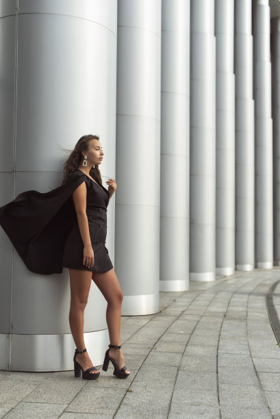 穿着商务风格的女孩图片下载