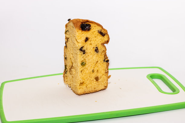 潘妮朵妮片立着。圣诞面包和水果为喜庆的新年晚会。高质量的照片在孤立的白色背景图片下载